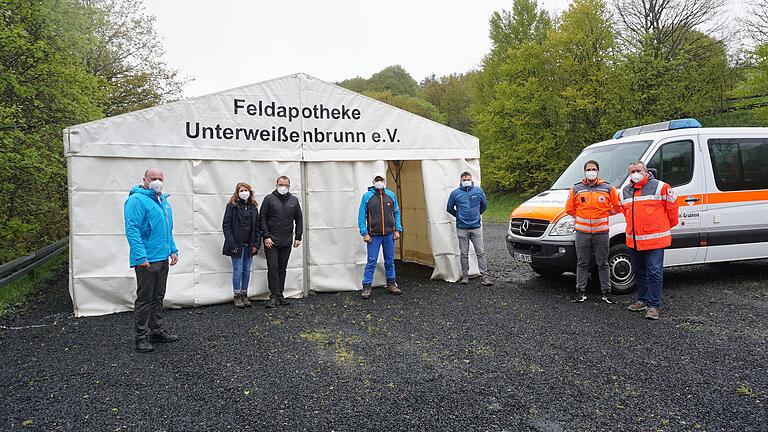 Jeweils am Freitag, Samstag und Sonntag besteht die Möglichkeit, einen kostenlosen Corona-Schnelltest am Parkplatz am Kreuzberg zu machen. Das Bild zeigt (von links) Bürgermeister Georg Seiffert, Verena und Marc Trum, David Roth, Christian Weghofer und vom Roten Kreuz Katastrophenbeauftragter Elias Holzheimer sowie Geschäftsführer Ralf Baumeister.