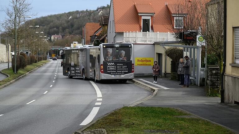 Die Bushaltestelle Karwinkel in Höchberg in Richtung Würzburg. Neben der Haltestelle soll eine auffällige Werbetafel errichtet werden.