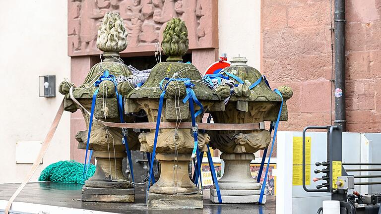 Ein Schwerlastkran nimmt an der Schönbornkapelle zur Sicherung die Vasen auf dem Dach ab. Dann wird das Gerüst abgebaut.