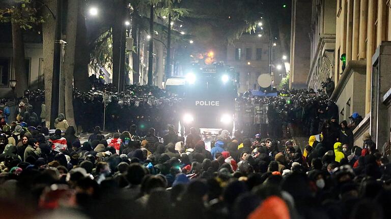 Proteste in Georgien       -  Polizei und Demonstranten lieferten sich in der Nacht schwere Auseinandersetzungen vor dem Parlamentsgebäude.