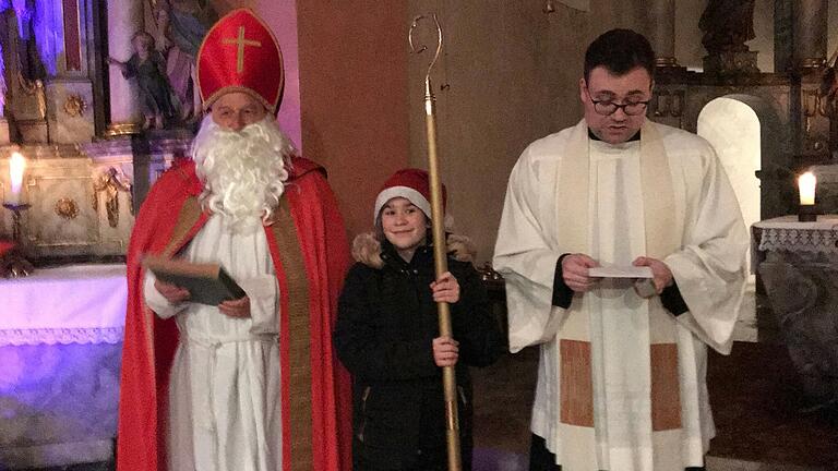 Ortssprecher Beat Simon als St. Nikolaus, Josy Ringelmann und Pfarrer Nikolaus Kehl. Ortssprecher Beat Simon als St. Nikolaus, Josy Ringelmann und Pfarrer Nikolaus Kehl.