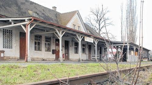 Der Zeller Bahnhof in der Paradiesstraße ist verkauft. Auf dem Gelände entsteht ein Verwaltungsgebäude der Bahntochter Railion. Die alte Bahnstation bleibt nach Angaben des Investors erhalten. Der Zeller Bahnhof in der Paradiesstraße ist verkauft. Auf dem Gelände entsteht ein Verwaltungsgebäude der Bahntochter Railion. Die alte Bahnstation bleibt nach Angaben des Investors erhalten.