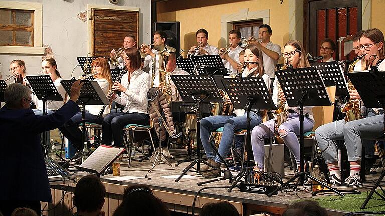 Die Big Band „Pfeffer, Salz & Sahne” begeisterte beim Benefizkonzert unter der Leitung von Wolfram Hirsch im Sportheim in Friesenhausen. Die Big Band „Pfeffer, Salz & Sahne” begeisterte beim Benefizkonzert unter der Leitung von Wolfram Hirsch im Sportheim in Friesenhausen.