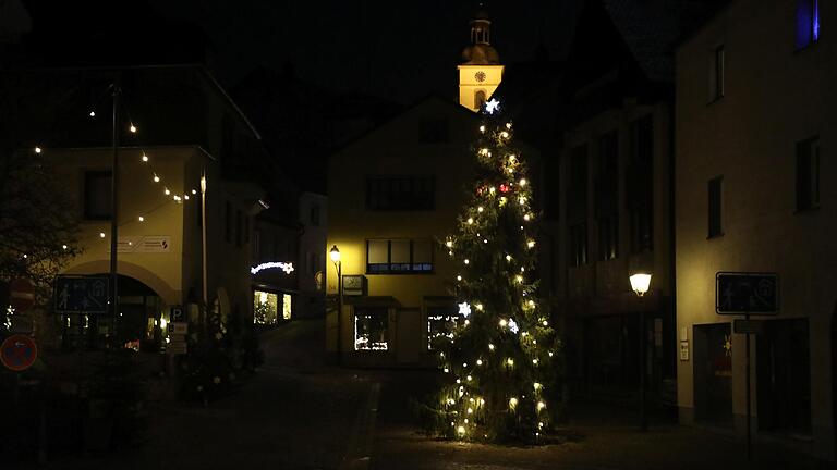 Der Arnsteiner Schweinemarkt im vorweihnachtlichen Lichterglanz.