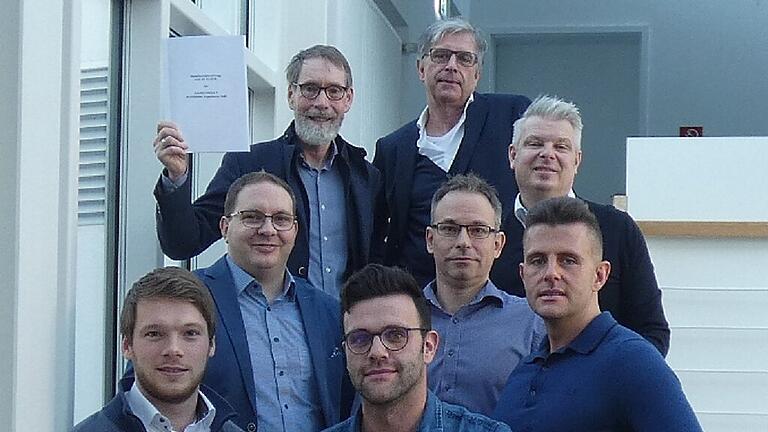 Das Architektur- und Ingenieurbau-Unternehmen Baurconsult aus Haßfurt hat seine Geschäftsführung um drei Nachwuchskräfte erweitert. Das Bild zeigt (vorne, von links) Philipp Hahn, Sebastian Kuhn, (zweite Reihe, von links) Matthias Burkard, Michael Hübner, Roman Kuhn sowie (hinten, von links) Andreas Baur, Peter Kuhn und Markus Maul. Das Architektur- und Ingenieurbau-Unternehmen Baurconsult aus Haßfurt hat seine Geschäftsführung um drei Nachwuchskräfte erweitert. Das Bild zeigt (vorne, von links) Philipp Hahn, Sebastian Kuhn, (zweite Reihe, von links) Matthias Burkard, Michael Hübner, Roman Kuhn sowie (hinten, von links) Andreas Baur, Peter Kuhn und Markus Maul.