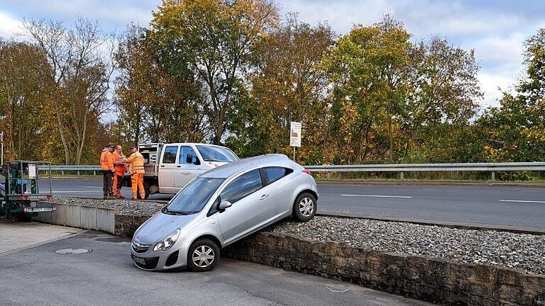 Im November blieben in einer Woche vier Autos auf der Mauer der Thüngener Tankstelle hängen. Das Bild zeigt das erste Fahrzeug.