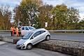 Im November blieben in einer Woche vier Autos auf der Mauer der Thüngener Tankstelle hängen. Das Bild zeigt das erste Fahrzeug.