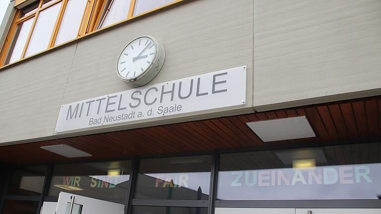 Dafür gibt die Stadt Bad Neustadt 2024 am meisten Geld aus: Der nächste Abschnitt der Sanierung der Mittelschule steht an. Dafür gibt die Stadt Bad Neustadt 2024 am meisten Geld aus: Der nächste Abschnitt der Sanierung der Mittelschule steht an.