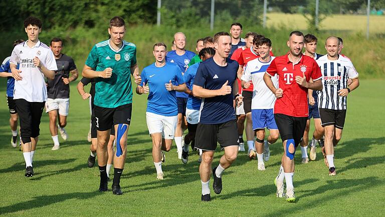 Gute Stimmung beim TSV Gochsheim (vorne von links der Forster Neuzgang Marcel Memmel, Trainer Michael Herrmann und Dominik Demar).