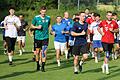 Gute Stimmung beim TSV Gochsheim (vorne von links der Forster Neuzgang Marcel Memmel, Trainer Michael Herrmann und Dominik Demar).