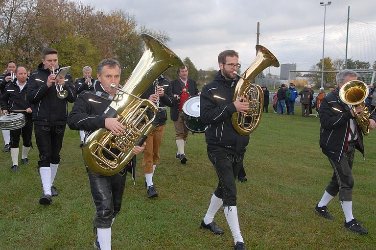 Die Großlangheimer Musikanten spielen jetzt schon 40 Jahre die Kirchweih in Albertshofen. Die Großlangheimer Musikanten spielen jetzt schon 40 Jahre die Kirchweih in Albertshofen.