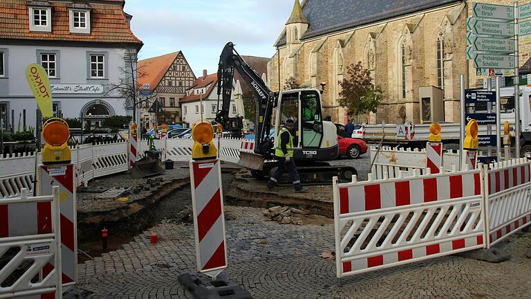 Zum Ende des Jahres sollen die ersten Baumaßnahmen im Rahmen der Marktplatzsanierung beginnen. Zunächst werden in der Seitenstraße Schulgasse die Leitungen im Untergrund erneuert. Abschnittsweise geht es dann voraussichtlich bis ins Jahr 2028 weiter. Das Archivfoto zeigt Arbeiten an Gasleitungen im Jahr 2019. Zum Ende des Jahres sollen die ersten Baumaßnahmen im Rahmen der Marktplatzsanierung beginnen. Zunächst werden in der Seitenstraße Schulgasse die Leitungen im Untergrund erneuert. Abschnittsweise geht es dann voraussichtlich bis ins Jahr 2028 weiter. Das Archivfoto zeigt Arbeiten an Gasleitungen im Jahr 2019. 