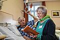 Im Juliusspital liest eine ehrenamtliche Hospizmitarbeiterin einem Patienten vor. Wird Hilfe erbeten, lässt der Hospizverein niemanden auf seinem letzten Weg allein.
