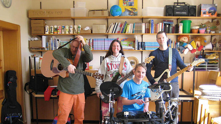Lena Werner (Gesang, nicht auf dem Foto), Carlo Hilsdorf (Gitarre), Pfarrer Thomas Braun (E-Gitarre), Maria Werner (E-Bass) und Leonhard Steinecke (Schlagzeug) spielen in der Kirche auf.  Foto: Katharina Eberlein-Braun       -  Lena Werner (Gesang, nicht auf dem Foto), Carlo Hilsdorf (Gitarre), Pfarrer Thomas Braun (E-Gitarre), Maria Werner (E-Bass) und Leonhard Steinecke (Schlagzeug) spielen in der Kirche auf.  Foto: Katharina Eberlein-Braun