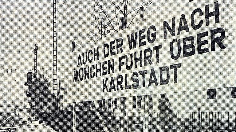 Dieses Schild, aufgestellt von der Karlstadter CSU-Fraktion am Karlstadter Bahnhof, grüßte den Lohrer Demonstrantenzug bei Hin- und Rückreise.