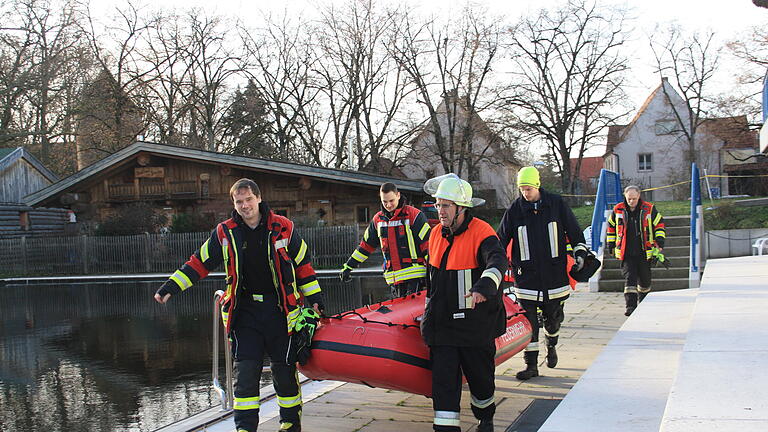 Einsatzkräfte der Feuerwehr Gerolzhofen trainierten im Außenbecken des Gerolzhöfer Freibads mit dem neu angeschafften Überlebensanzug der Wehr die Rettung hilfloser Menschen aus dem Wasser. Der Spezialanzug kommt zum schnellen Retten von hilflosen Menschen aus Gewässern oder nach dem Einbrechen in Eisflächen zum Einsatz.