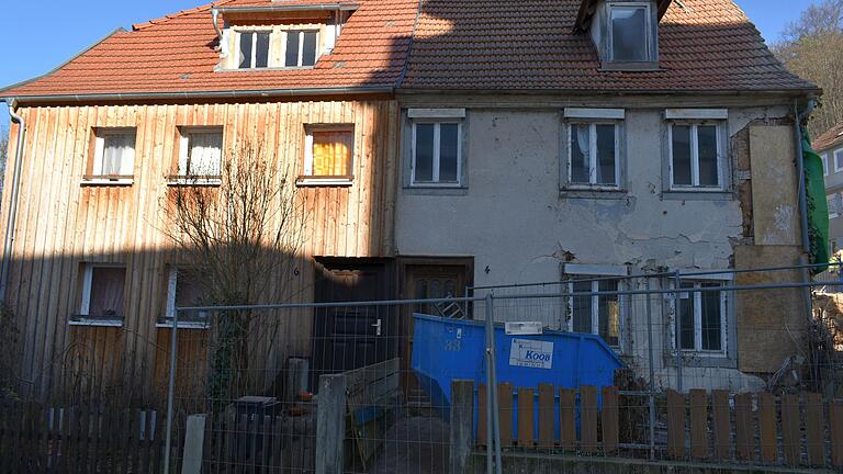 Die beiden Häuser neben dem 'Schmitts Mary Haus' stehen noch. Das Anwesen mit der Hausnummer 4 (rechts) gehört auch dem Rhön-Klinikum.