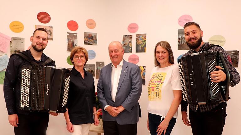 Im Bild von links: Sinisa Ljubojevic, Bettina Bärmann (Bürgermeisterin), Klaus Eckhardt, Oxana Minnich und Djordje Vasiljevic.