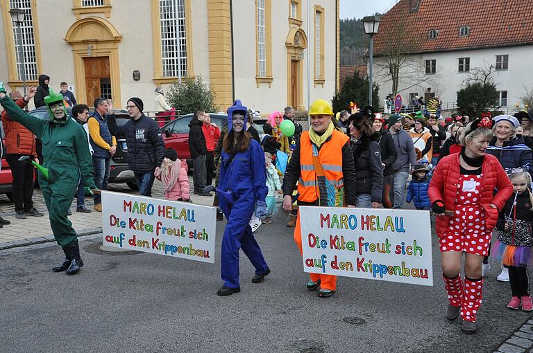 Die Kindergarten-Abordnung war beim Faschingszug in Maroldsweisach auch dabei - und zwar mit einer klaren Botschaft.&nbsp;