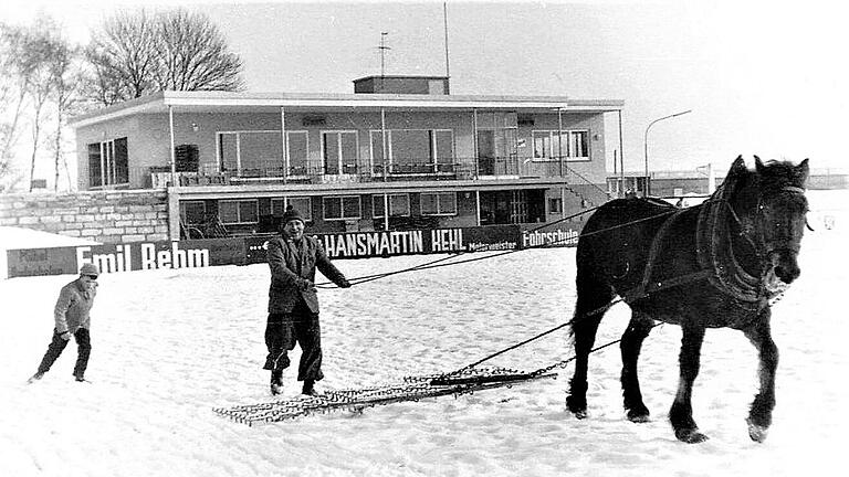 Mit der Egge: So machte der FC Haßfurt einst sein Spielfeld im Winter bespielbar.