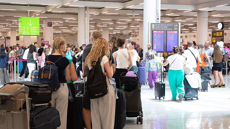 Passagiere warten auf dem Flughafen von Palma de Mallorca       -  Von den Flugausfällen und Verspätungen waren zahlreiche Touristen betroffen. (Archivbild)