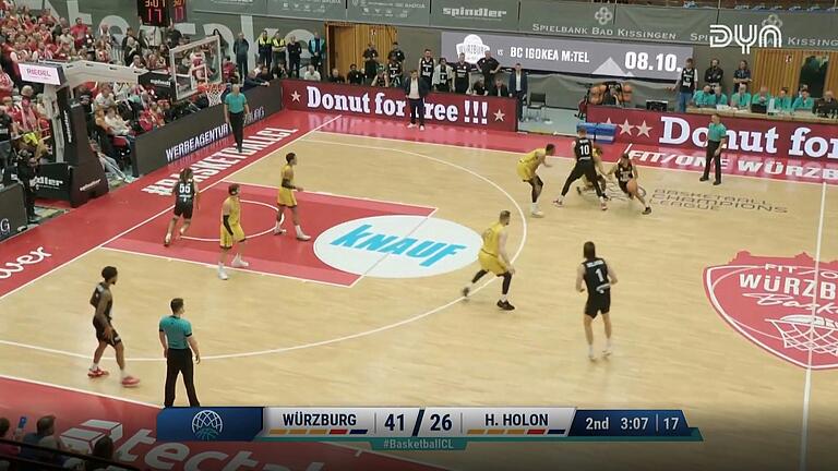 Jhivvan Jackson nutzt mit Block den Ball von Fabian Bleck, während Zac Seljaas und Mike Davis Jr. auf der ballfernen Seite warten. Jhivvan Jackson nutzt mit Block den Ball von Fabian Bleck, während Zac Seljaas und Mike Davis Jr. auf der ballfernen Seite warten.