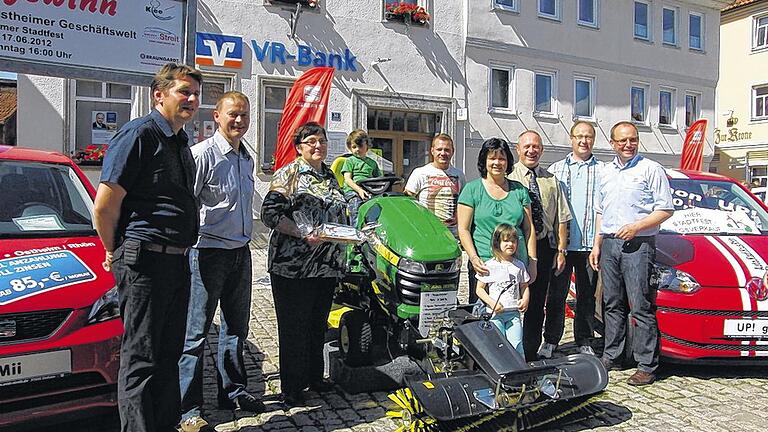 Christa Seibert (Dritte von links) und Nicole Tzscheutschler (Vierte von rechts) konnten beim Stadtfest ihre Gutscheine gleich vor Ort entgegennehmen. Dazu gratulierten der  Vorsitzende des Fremdenverkehrsvereins, Peter Schmidt (links), die Vertreter der an der Verlosung beteiligten Autohäuser und Bürgermeister Ulrich Waldsachs (Dritter von rechts).