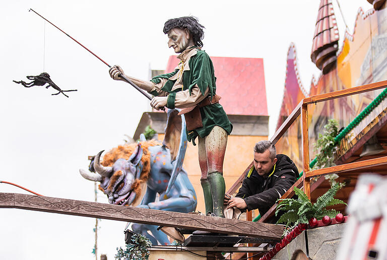 Letzter Schliff an der 'Geistervilla' beim Frühjahrs-Volksfest, das an diesem Samstag beginnt. Letzter Schliff an der 'Geistervilla' beim Frühjahrs-Volksfest, das an diesem Samstag beginnt.