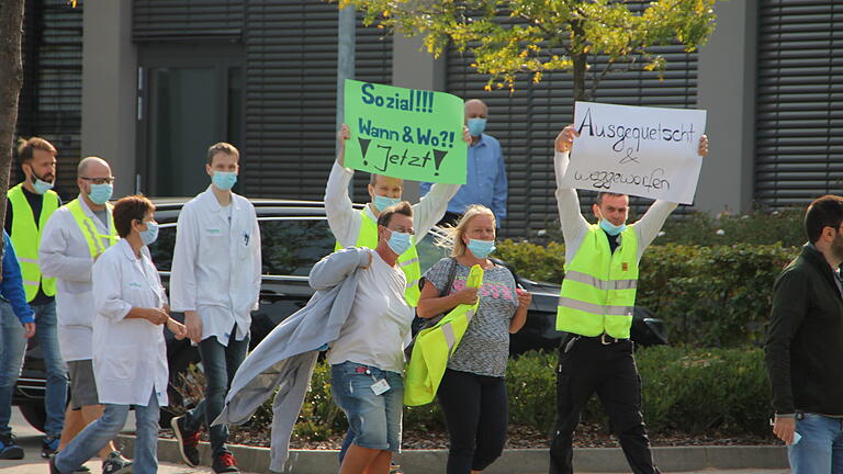 Gegen die Verlegung von 85 Arbeitsplätzen von Marktheidenfeld weg protestierten vor der Firma&nbsp; Angestellte des Elektronik-Konzerns Schneider Electric.