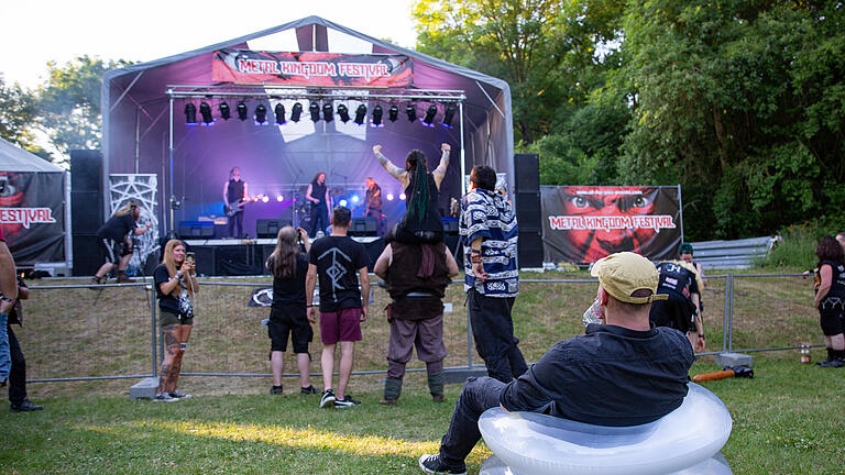 Zum ersten mal fand das Metal Kingdom Festival auf dem Festplatz in Gaukönigshofen statt. Am Samstag standen unter anderem die Bands Totenlegion, Black Messiah, Innerspehre auf der Bühne.