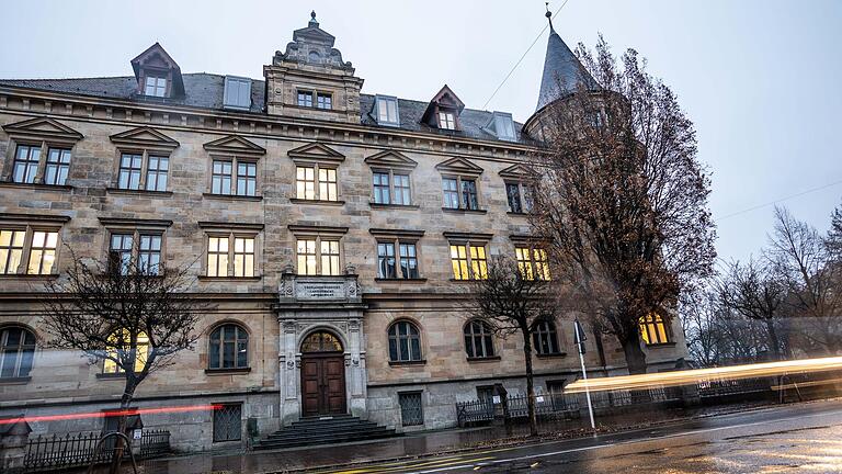 Ein Ex-Polizist aus dem Haßbergkreis muss sich vor dem Landgericht Bamberg verantworten.