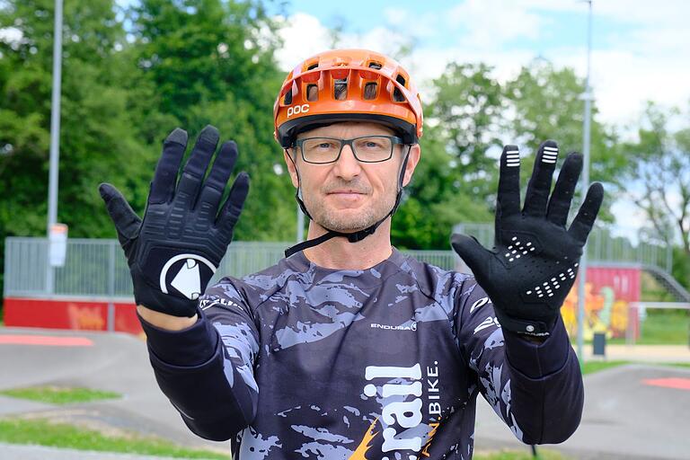 Auf dem Fahrrad sollte man sich gut selbst einschätzen können. Lange Fingerhandschuhe bieten im Falle eines Sturzes am meisten Sicherheit vor Verletzungen oder Schürfwunden im Bereich der Hände.