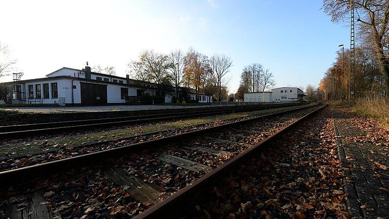 Bahnanschluss, Autobahnnähe, Gebäudebestand: Die ehemalige Conn-Kaserne bei Geldersheim gilt als Hoffnungsträger auf wirtschaftlichen Zuwachs im Landkreis Schweinfurt. Das Areal soll als Industrie- und Gewerbegebiet genutzt werden. Der Kreistags-CSU geht der Konversionsprozess, also der Übergang von einer militärischen zu einer zivilen Nutzung, zu langsam.