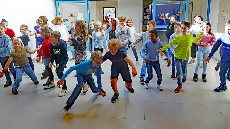 Mit verschiedenen Darbietungen nahmen die Thüngener Kinder ihre 'neue' Schule wieder in Besitz.