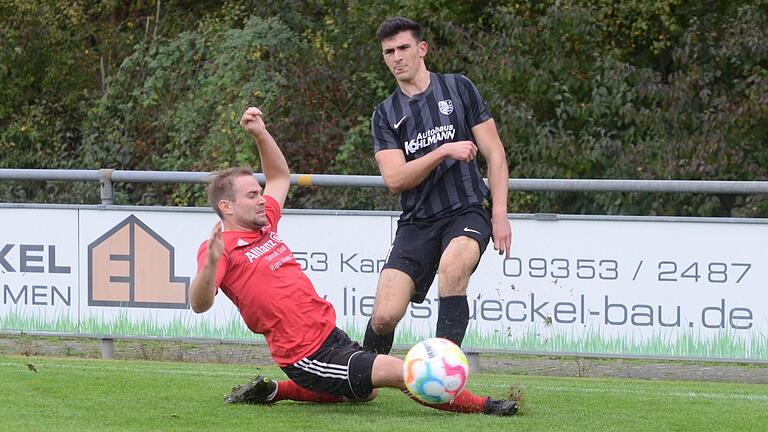 Szene vom 29. Oktober 2022 in der Vorsaison beim 3:2-Sieg des TSV Karlburg (rechts mit Max Lambrecht) gegen die FT Schweinfurt (links Patrick Werner).