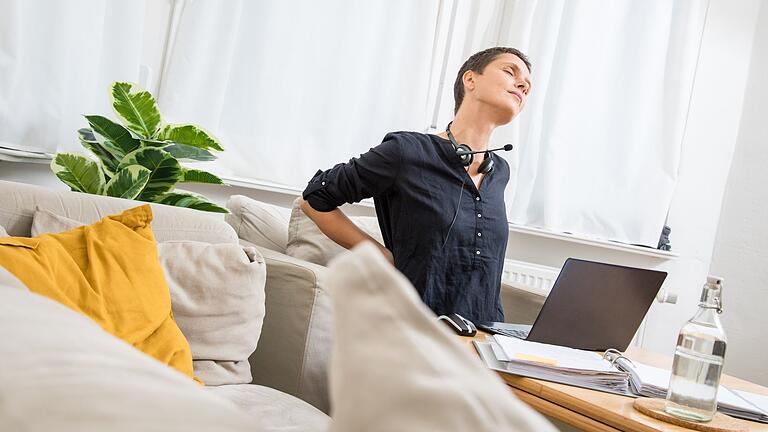 Eine Person streckt sich.jpeg       -  Arbeit ist oft anstrengend, Pflege auch. Pflegen Berufstätige zu Hause Angehörige, werden sie doppelt belastet. Bundesfamilienministerin Lisa Paus will für mehr Unterstützung sorgen.