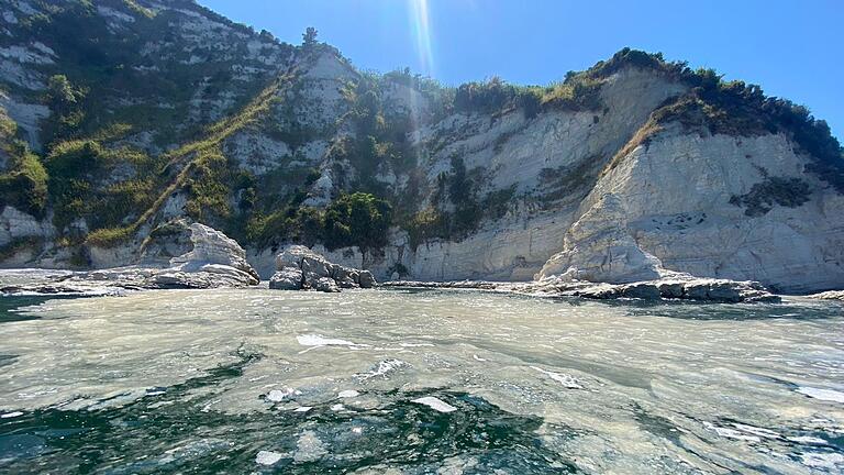 Algenschleim in der Adria       -  Das Phänomen Algenschleim ist schon lange bekannt. Vermutlich begünstigen heiße Sommer ein verstärktes Algenwachstum in der Adria.