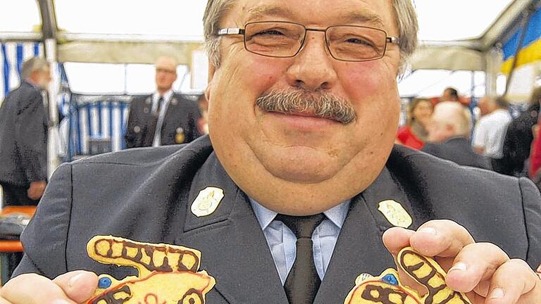 Frisch gebackene Feuerwehrautos: Ehrenkreisbrandrat Helmut Rittelmeier freute sich als Schirmherr der Hohner Jubiläumsveranstaltung über kleine Fest-Leckereien.