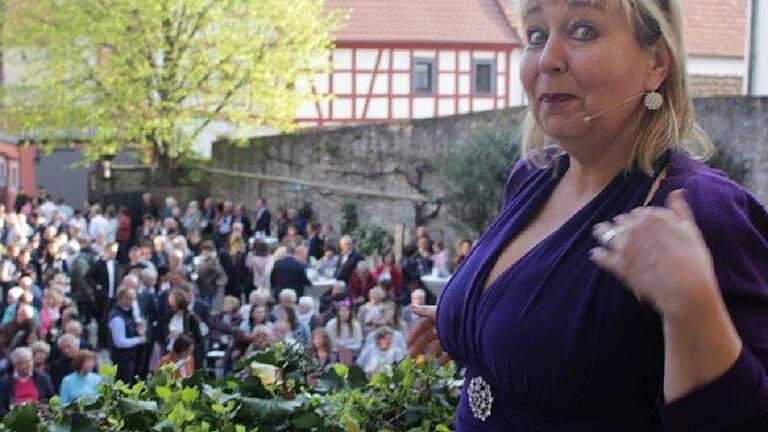 Kabarettistin Heike Mix moderierte die Krönung. Kabarettistin Heike Mix moderierte die Krönung.