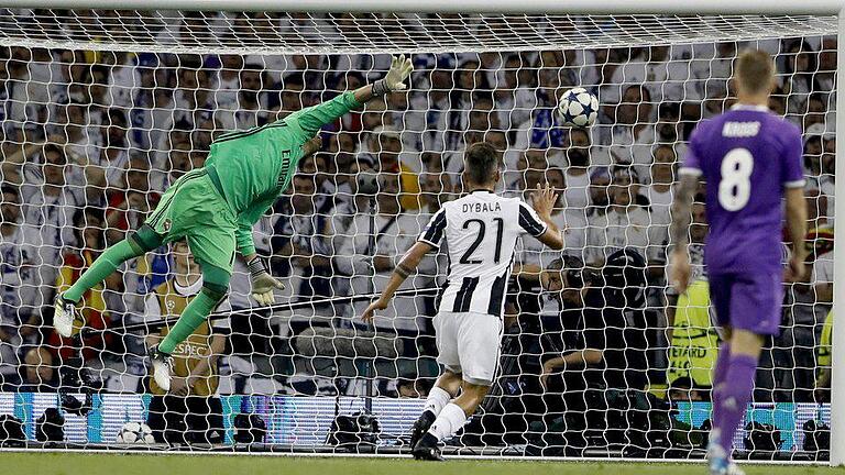 Unhaltbar       -  Reals Keylor Navas (l.) ist beim Gegentor machtlos. Foto: Frank Augstein