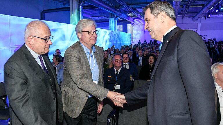 Bayerns Ministerpräsident Markus Söder (von rechts) war Ehrengast des Festaktes zur Amtseinführung von der neuen IHK-Präsidentin in Würzburg. Begrüßt wurde er unter anderem von Hauptgeschäftsführer Martin Wansleben von der Deutschen Industrie- und Handelskammer (DIHK) sowie vom scheidenden IHK-Präsidenten Klaus D. Mapara.