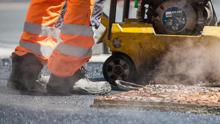 Verstärkter Fahrbahnaufbau und eine neue Asphaltdeckschicht: Die Staatsstraße zwischen Oberhohenried und Römershofen muss für Bauarbeiten gesperrt werden. (Symbolbild) Verstärkter Fahrbahnaufbau und eine neue Asphaltdeckschicht: Die Staatsstraße zwischen Oberhohenried und Römershofen muss für Bauarbeiten gesperrt werden. (Symbolbild)