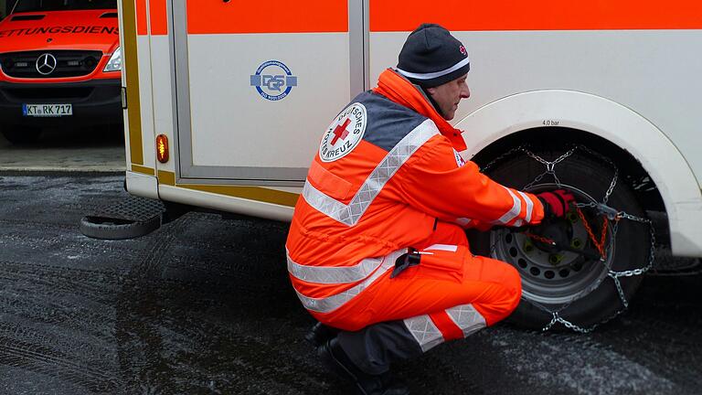 Notfallsanitäter Bernd Pfaff prüft an einem Volkacher Rettungswagen (RTW) die Schneeketten. Laut dem Leiter des Kitzinger Rettungsdienstes, Sven Appold, wurden im Landkreis an allen drei Rettungswachen an einem RTW Schneeketten aufgezogen, um auch bei Glatteis ausrücken zu können.&nbsp;