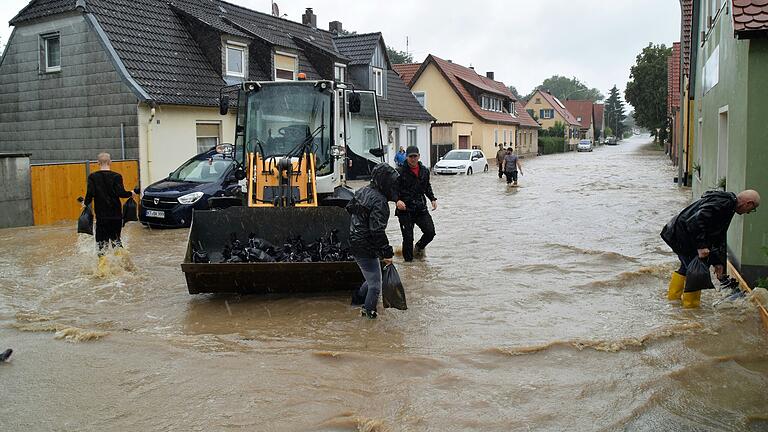 Hochwasser in Wiesentheid 2021: Ganze Straßenzüge wurden überspült. Hochwasser in Wiesentheid 2021: Ganze Straßenzüge wurden überspült.