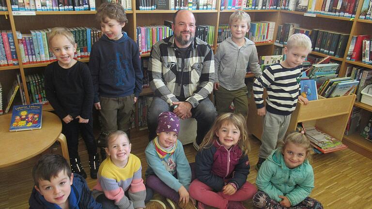 Büchereileiter Steffen Braum (Bildmitte) und die Kinder der Lülsfelder Eulengruppe.