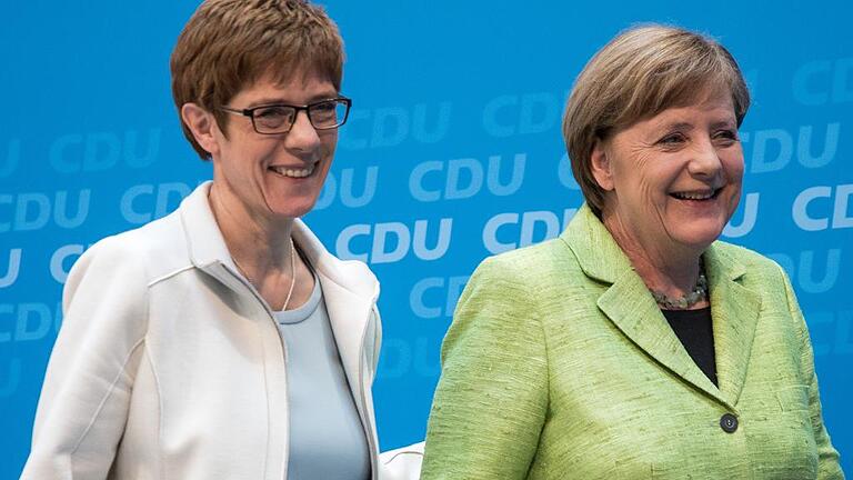 Nach Landtagswahl im Saarlan - CDU       -  Bundeskanzlerin Angela Merkel und die Ministerpräsidentin des Saarlandes, Annegret Kramp-Karrenbauer, freuen sich am Montag in Berlin.