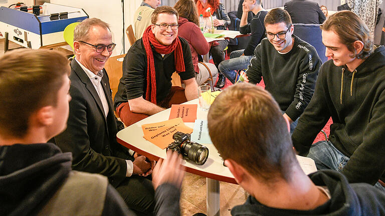 Speed-Dating: Martin Heilig (B´90/Grüne), Kerstin Westphal (SPD), Volker Omert (FWG), Sebastian Roth (Die Linke), Dagmar Dewald (ÖDP) und die CSU-Stadträtin Judith Jörg stellvertretend für OB Christian Schuchardt kamen ins CVJM-Heim, um mit Jugendlichen zu diskutieren. Im Bild vorne: Volker Omert (FWG,2.v.l.) im Gespräch mit Teilnehmern. Hinten: Kerstin Westphal (SPD) in einer Gruppe.&nbsp;&nbsp;