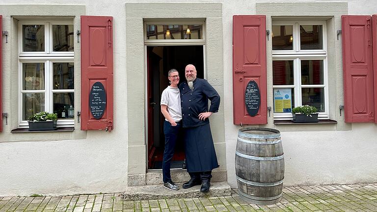 Ramona und Markus Söder vor ihrem Restaurant 'Alter Esel' in Marktbreit. Erneut wurden sie vom Guide Michelin mit dem 'Bib Gourmand' geadelt. Ramona und Markus Söder vor ihrem Restaurant 'Alter Esel' in Marktbreit. Erneut wurden sie vom Guide Michelin mit dem 'Bib Gourmand' geadelt.