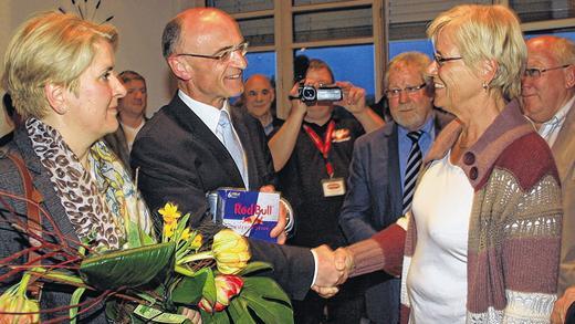 Gratulation für den Wahlsieger: Wilhelm Schneider nimmt die Gratulation der ehemaligen SPD-Bundestagsabgeordneten und Kreistagskollegin Susanne Kastner entgegen. Links im Bild Schneiders Ehefrau Larissa .