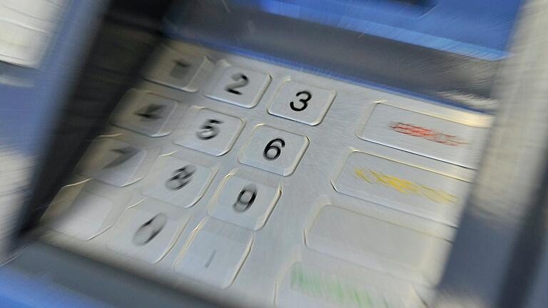 Die Kunden der VR-Bank in Saal können künftig den Geldautomaten (Symbolfoto) der Sparkassenfiliale in Saal mitnutzen.